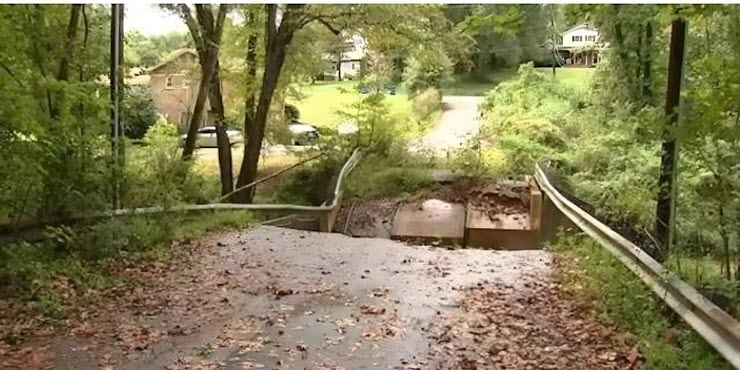 Hiện trường cây cầu bị gãy nhưng Google Maps vẫn chỉ đường.