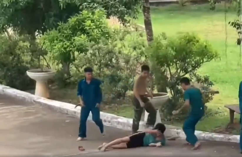 Nhóm dân quân tự vệ đánh nhau tại Phú Quốc. Ảnh cắt từ clip