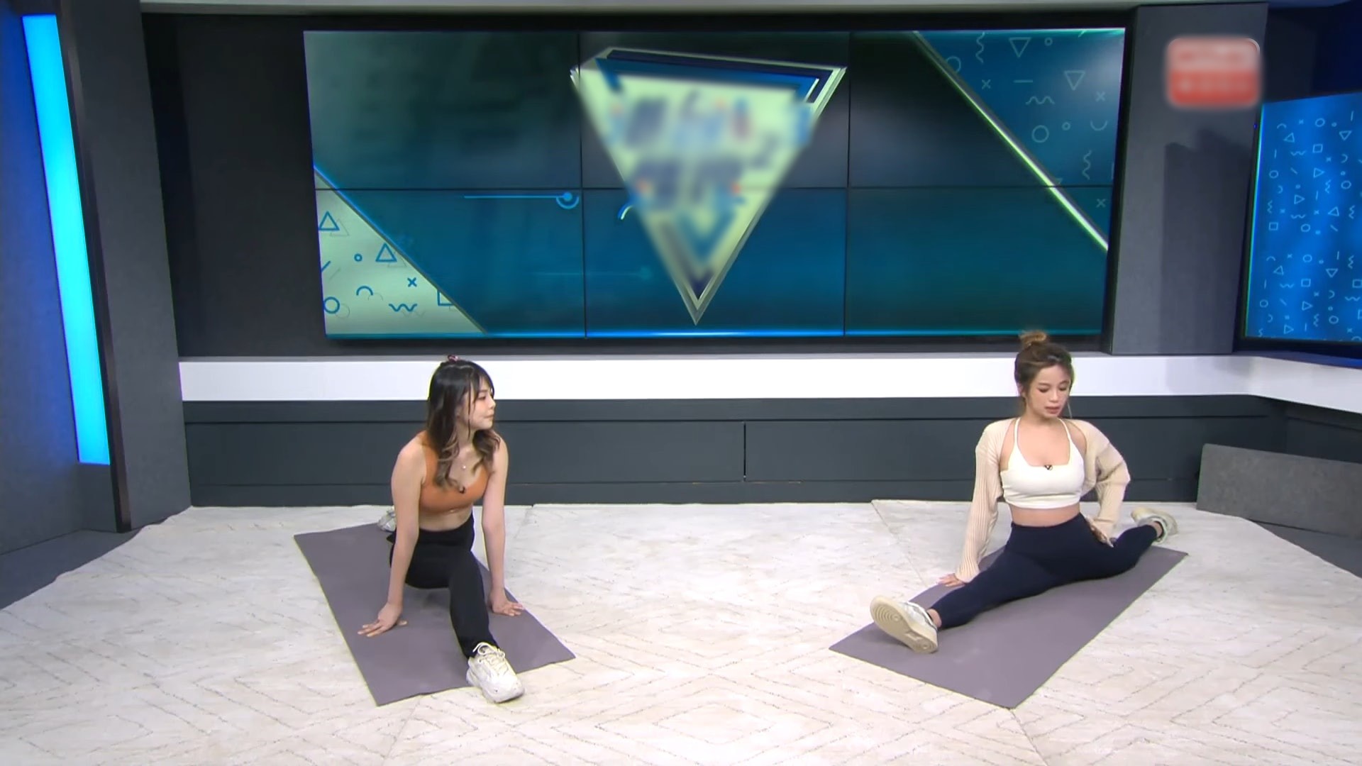 Guo Yaqi (Niki) gây chú ý với trang phục khi hướng dẫn yoga trên sóng truyền hình.