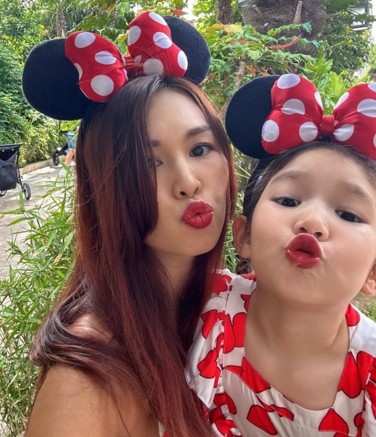 Siêu mẫu Hà Anh và con gái Myla 5 tuổi.