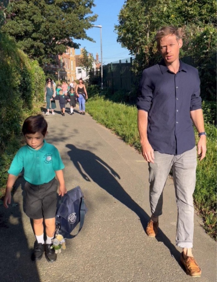 Ở Anh, trẻ vào lớp 1 từ 4 tuổi, khác với Việt Nam 6 tuổi mới vào tiểu học.