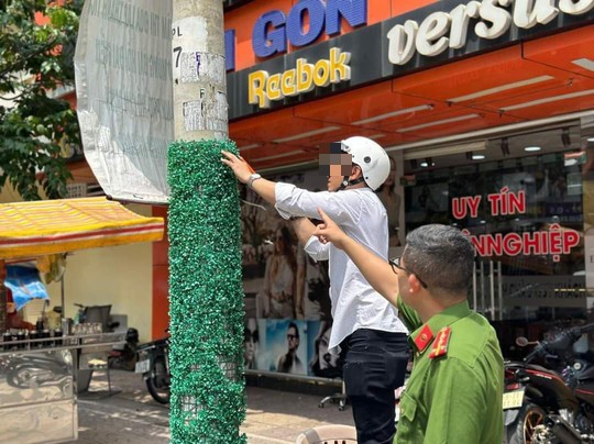 Công an yêu cầu ông A. cạo bỏ các quảng cáo vặt do mình dán lên