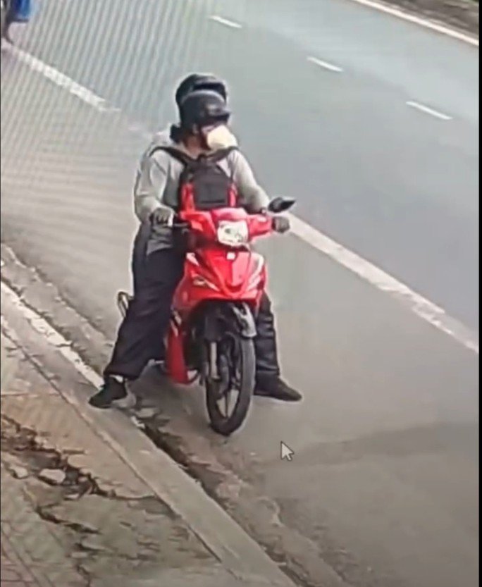 Hai đối tượng bị camera nhà dân ghi lại.