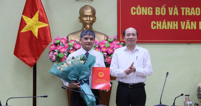 Ông Nguyễn Đức Vinh (trái) nhận nhiệm vụ mới
