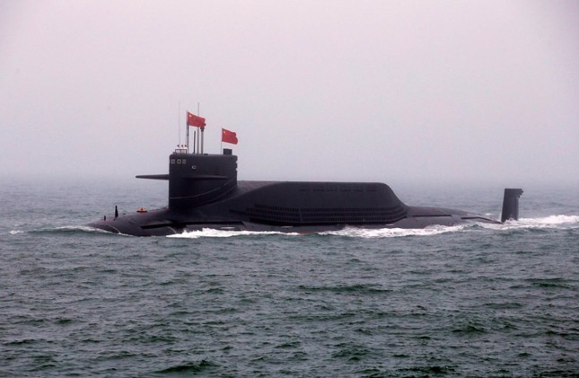 Tàu ngầm Trường Chinh 11 của Hải quân Trung Quốc tham gia cuộc duyệt binh hải quân ngoài khơi thành phố cảng phía đông Thanh Đảo, để kỷ niệm 70 năm thành lập Hải quân vào tháng 4/2019. (Ảnh: Reuters)