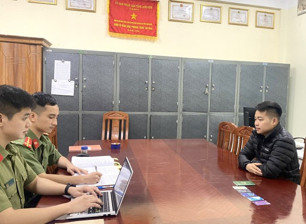 Cán bộ điều tra lấy lời khai của đối tượng Hồng Văn Tuấn.