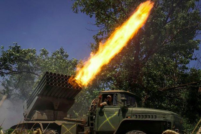 Lính Ukraine khai hỏa rốc két phóng loạt BM-21 Grad ở Donetsk. Ảnh: Reuters