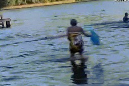 VIDEO: Náo loạn đang tắm thì cá sấu phăng phăng bơi tới