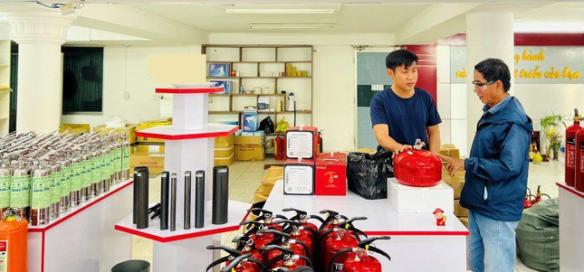 Người dân TPHCM tìm mua dụng cụ PCCC tại Trung tâm Thiết bị PCCC 4/10. Ảnh: U.P