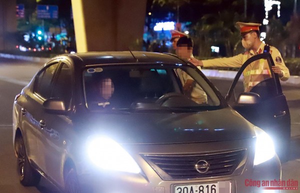 CSGT dừng ô tô kiểm tra nồng độ cồn tài xế tại nút giao Quang Trung – Phùng Hưng.