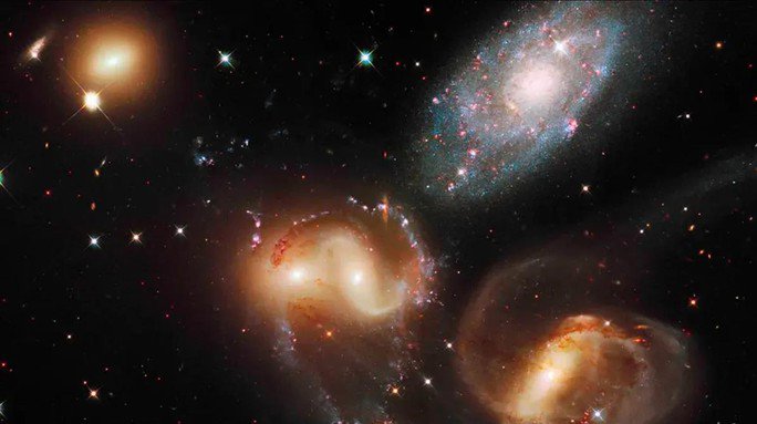 Nhóm thiên hà Stephan’s Quintet còn sở hữu một thiên hà ẩn mình khác, gần Trái đất hơn bạn bè - Ảnh: NASA/ESA/Hubble SM4 ERO Team