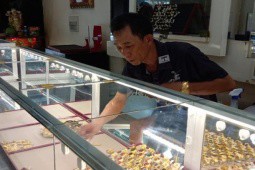 Chủ tiệm vàng ở Khánh Hòa ”đơ người” trong khoảnh khắc sinh tử với 2 tên cướp táo tợn
