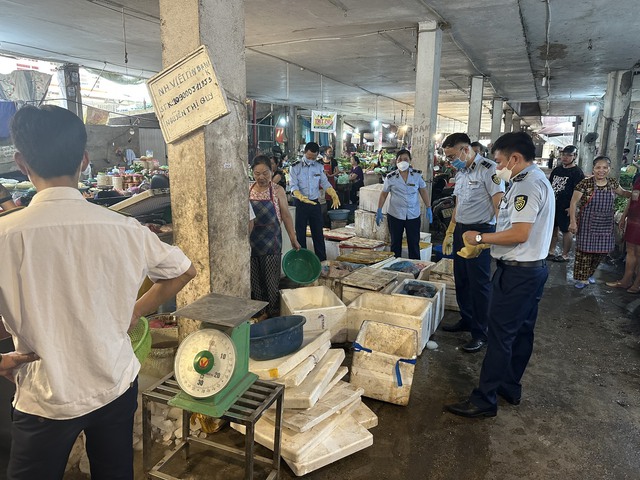 Toàn cảnh chợ Đồng Quang (phường Quang Trung, TP Thái Nguyên) - nơi lực lượng chức năng phát hiện gần 3 tấn thịt lợn và các sản phẩm từ thịt lợn đông lạnh có dấu hiệu phân hủy.