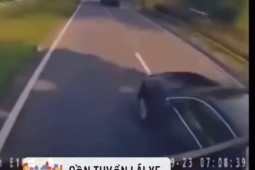 Tin tức trong ngày - Clip: Chạy "bất ổn", xe sang Audi lĩnh tai họa từ xe tải