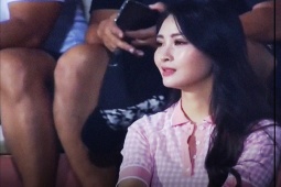 Đời sống Showbiz - Camera liên tục “săm soi” hot girl trên khán đài khiến dân mạng tranh cãi