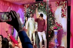 Phi thường - kỳ quặc - Video: Người đàn ông lên cơn đau tim khi "quẩy" tại đám cưới, tử vong thương tâm