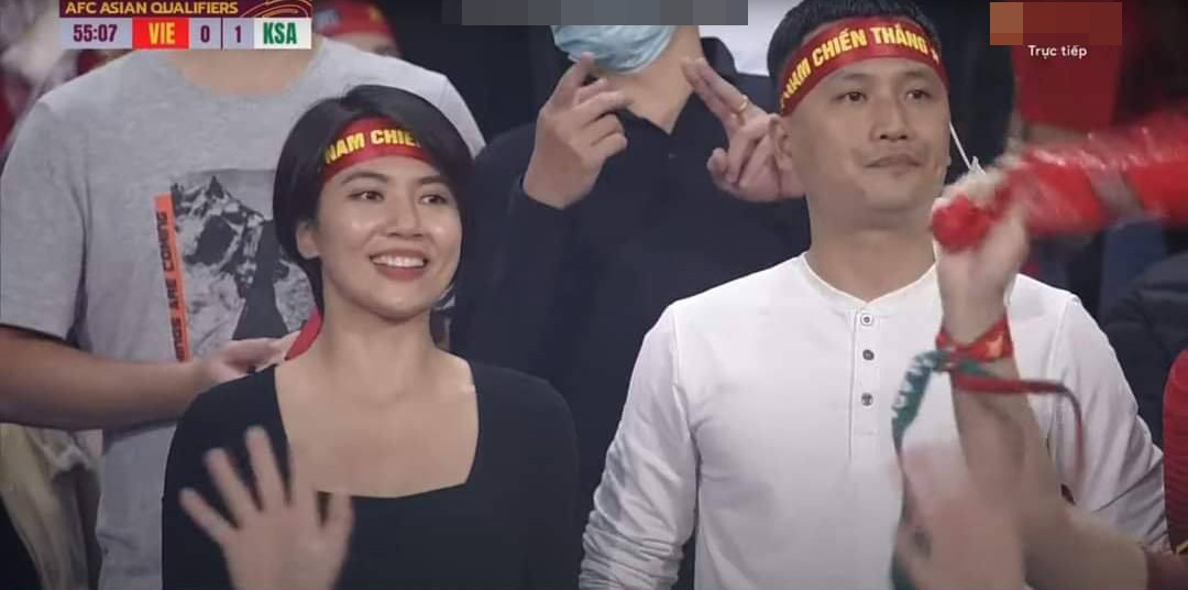 Ngay lập tức cô nở nụ cười rạng rỡ vẫy tay chào khán giả truyền hình. Hành động này của cô được cộng đồng mạng chú&nbsp;ý và khen ngợi nhan sắc tươi tắn.