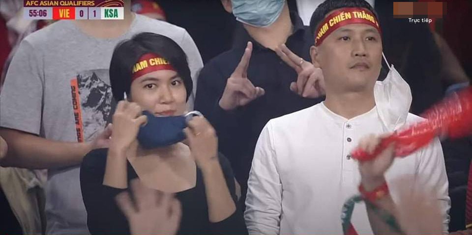 Một khán giả nữ khi thấy camera man quay hình liền tháo bỏ khẩu trang.