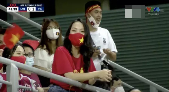 Camera man nước ngoài cũng lia góc máy tới khán giả nữ xinh đẹp của Việt Nam.