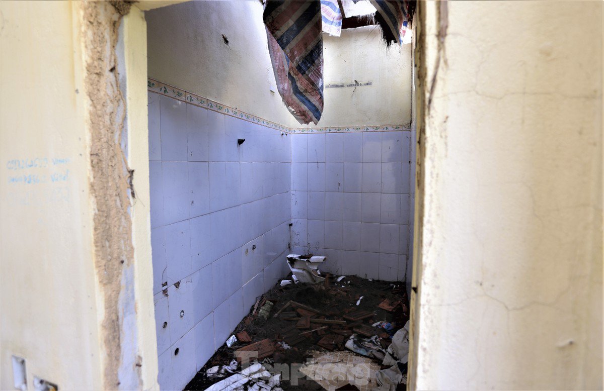 Khung cảnh hoang tàn bên trong.