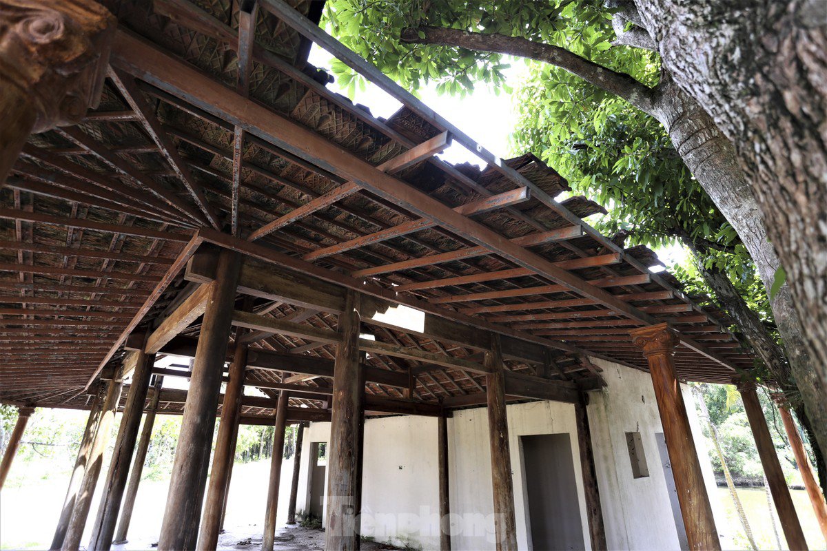 Các căn nhà bên trong dự án xuống cấp, tan hoang.