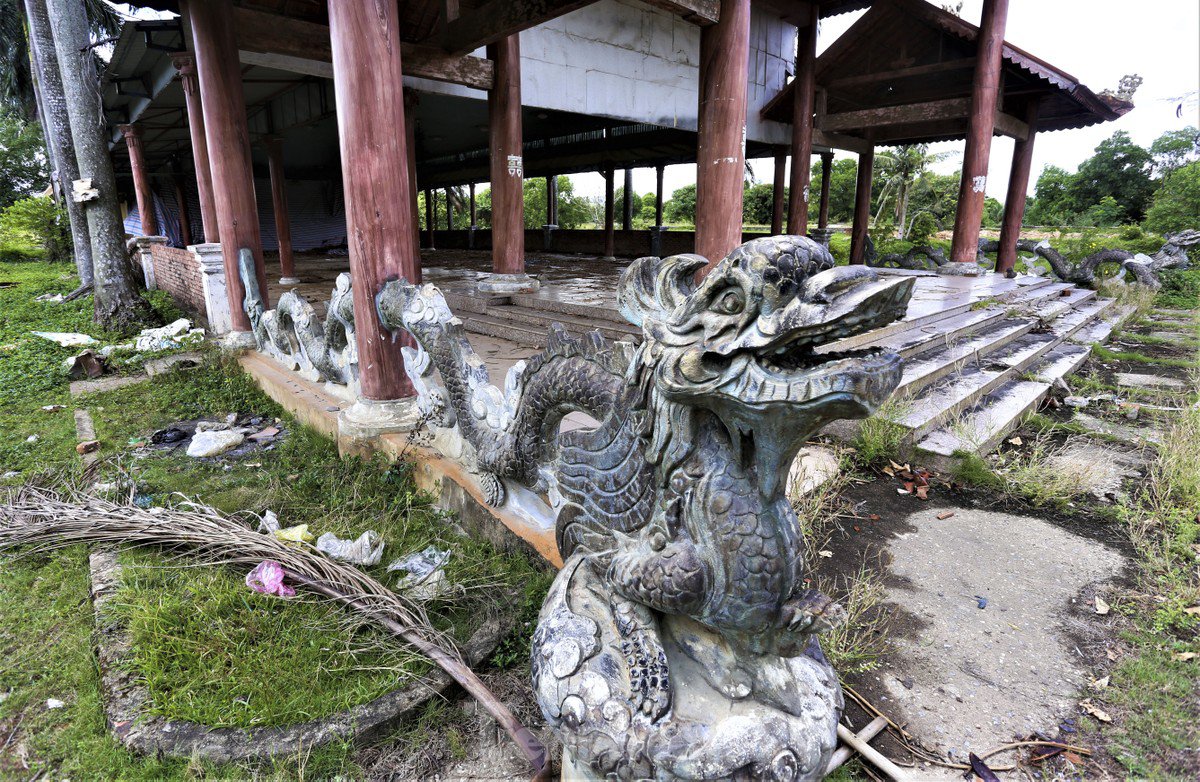 Công trình xuống cấp ở khu du lịch sinh thái ven sông Nghèn.