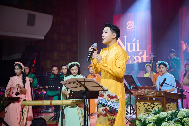 Giọng ca phi giới tính Trần Tùng Anh chính thức ra mắt album vol.1 "Núi hát".