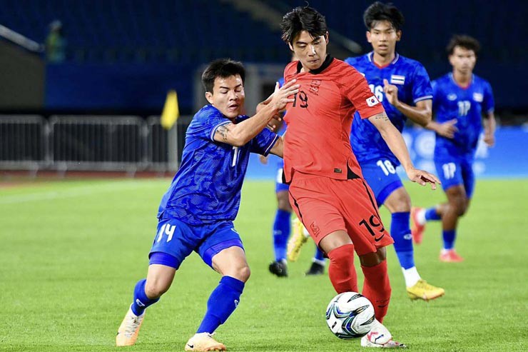 U23 Thái Lan (áo xanh) cũng có nguy cơ bị loại sớm