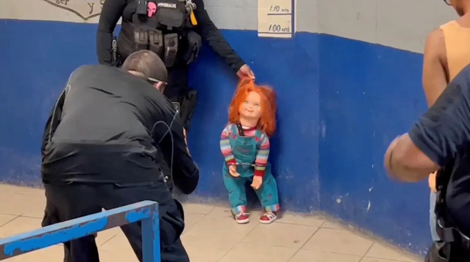 Búp bê Chucky bị còng tay ở đồn cảnh sát (ảnh: NY Post)