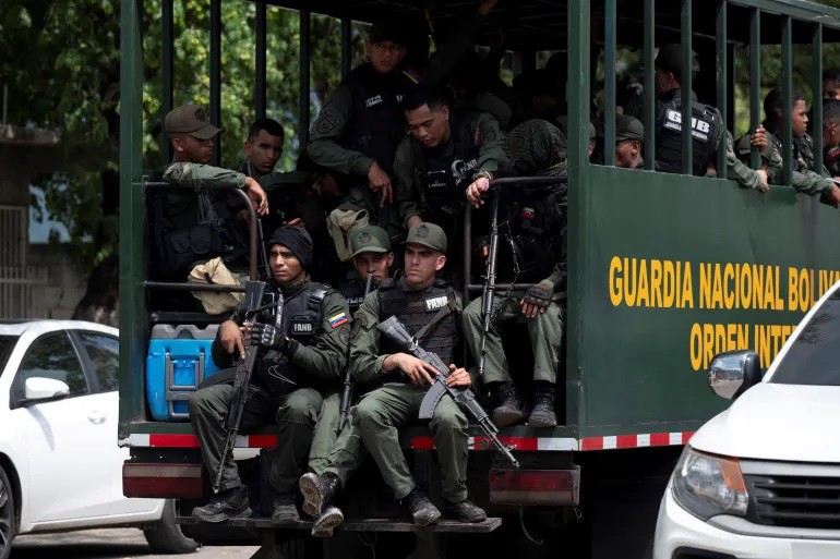 11.000 binh sĩ Venezuela được trang bị súng trường và xe bọc thép đột kích nhà tù hôm 20/9.