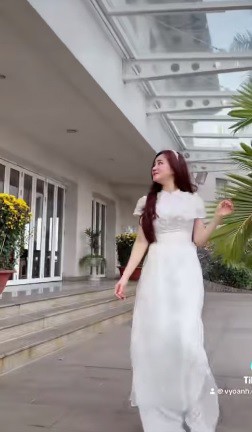 Sau bài đăng đầy tâm trạng, nữ ca sĩ đăng video khoe vóc dáng yêu kiều và giọng hát ngọt ngào