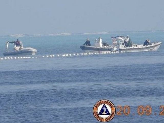 Thế giới - Philippines lên án Trung Quốc thả ‘rào chắn nổi’ trên Biển Đông