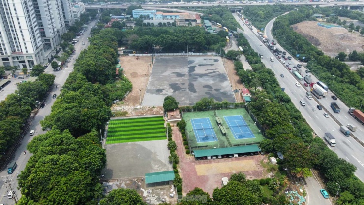 Cách đó không xa, cũng tại khu đất quy hoạch trường học "treo" nhiều năm với quy mô hàng nghìn m2 cạnh công viên Trần Thủ Độ, đường Trần Thủ Độ ( phường Hoàng Liệt ) cũng đang hình thành loạt sân bóng nhân tạo. Hạ tầng xây dựng trên các khu sân bóng này gồm hệ thống cột điện cao áp, lưới chắn bóng và mặt sân cỏ nhân tạo cùng nhiều hạng mục khác.
