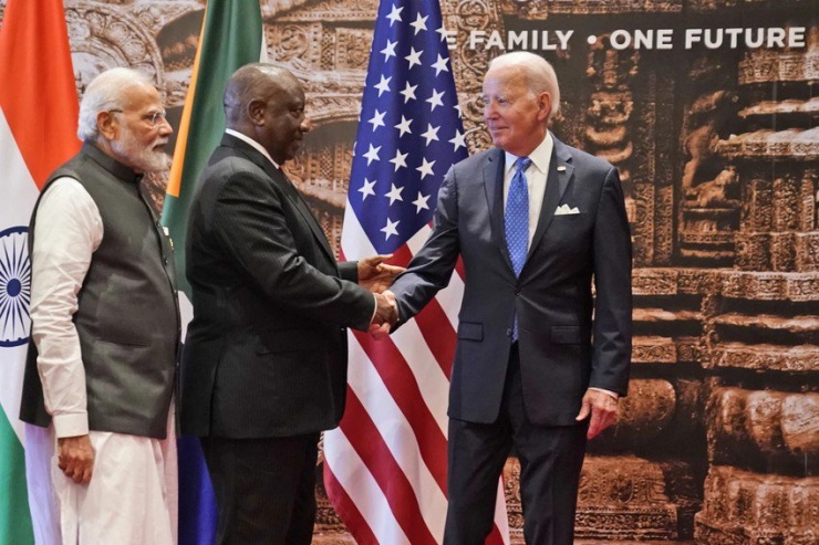 Tổng thống Nam Phi - ông Cyril Ramaphosa (giữa) cùng Tổng thống Mỹ Joe Biden (phải) và Thủ tướng Ấn Độ Narendra Modi tại Hội nghị thượng đỉnh G20 hôm 9-9. Ảnh: AP