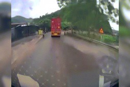 Clip: Xe đạp thoát nạn khi container ôm cua suýt ”nuốt” vào gầm