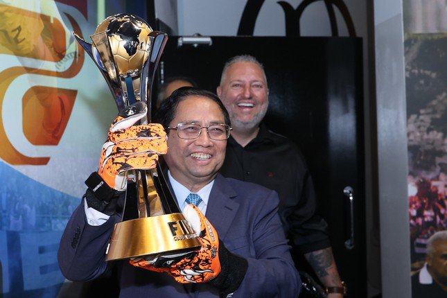 Thủ tướng nâng cúp vô địch FIFA Club World Cup 2012 của Corinthians và đeo đôi găng tay của "người gác đền", thủ môn Cassio, người đạt danh hiệu Quả bóng vàng trong giải đấu này. Ảnh: Nhật Bắc.