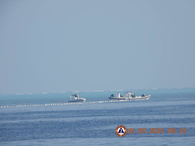 Hình ảnh rào chắn nổi mà Hải cảnh Trung Quốc thả xuống quanh bãi Scarborough. (Ảnh: Reuters)