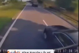 Clip: Chạy ”bất ổn”, xe sang Audi lĩnh tai họa từ xe tải