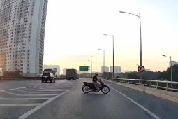 Ô tô - Clip: Ô tô suýt "gặp họa" vì xe máy ngang nhiên lên đường vành đai