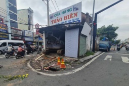 Tin tức trong ngày - TP.HCM: Tháo dỡ căn nhà 4 mặt tiền độc nhất ở quận Tân Phú