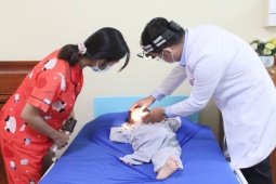 Tin tức trong ngày - Lấy ra khỏi mũi bé gái 4 tuổi một cục pin đã cháy khét