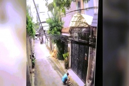 Camera ghi lại nhà 4 tầng ở TPHCM đổ sập trong 8 giây, hai người may...