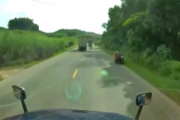 Ô tô - Clip: Ô tô bị xe máy đâm, may mắn tài xế phía sau quay được tránh "vạ lây"