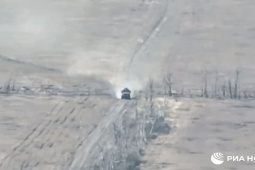 Thế giới - Tên lửa chống tăng Nga 'xé nát' xe bọc thép MaxxPro MRAP ở khu vực Zaporozhye