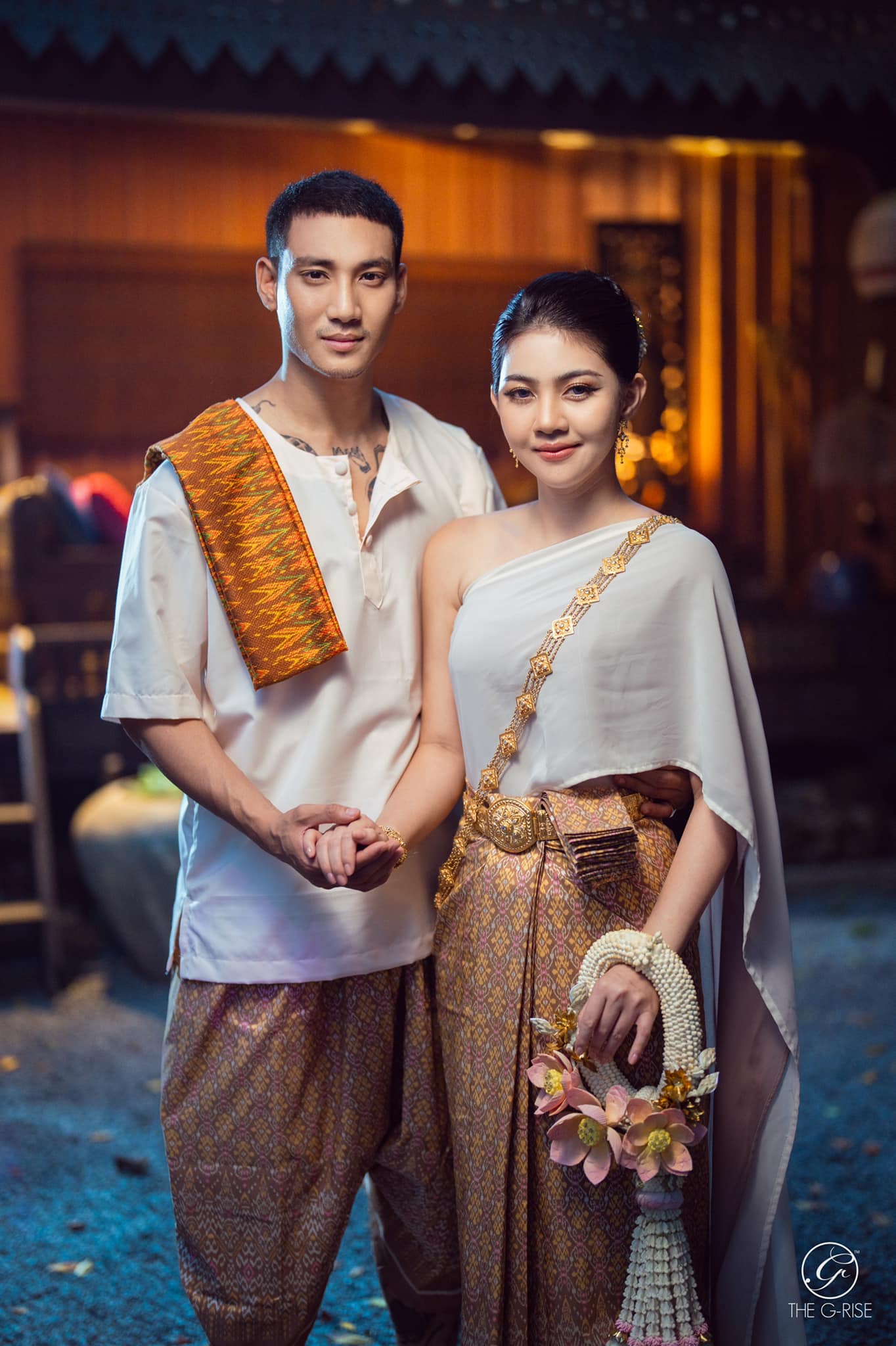 Paing Takhon trong trang phục truyền thống của Miến Điện.