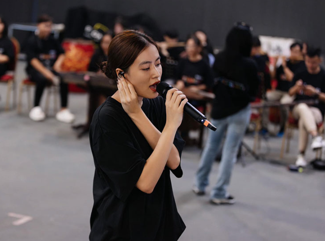 Ca sĩ Hoàng Thùy Linh chưa chứng minh được khả năng hát live qua đoạn clip vừa đăng tải.