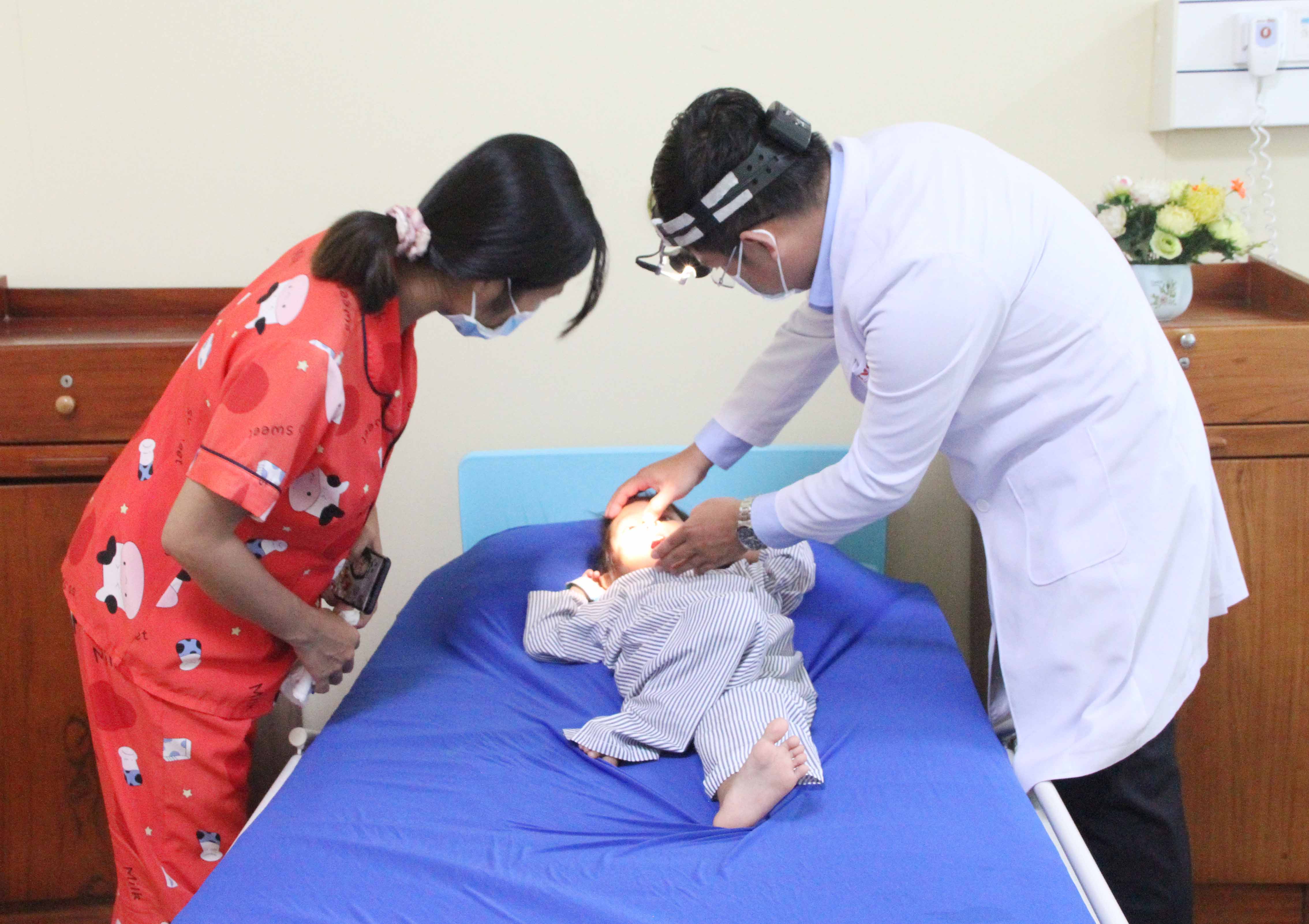 Bác sĩ hướng dẫn mẹ cách chăm sóc mũi cho bé