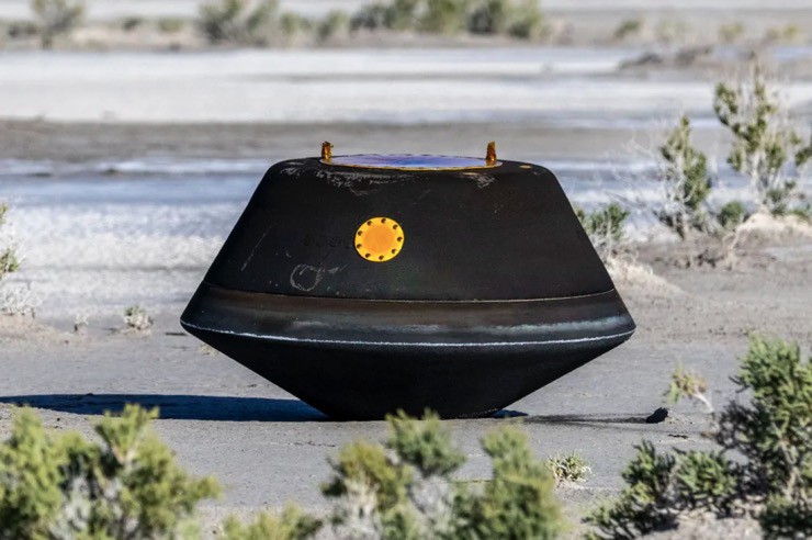 Viên nang chứa mẫu đất đá của tiểu hành tinh hạ cánh an toàn ở sa mạc bang Utah, Mỹ hôm 24/9.