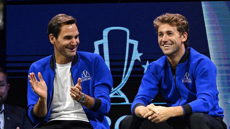 Casper Ruud (trái) áp lực vì sự hiện diện của Federer trên khán đài tại Laver Cup