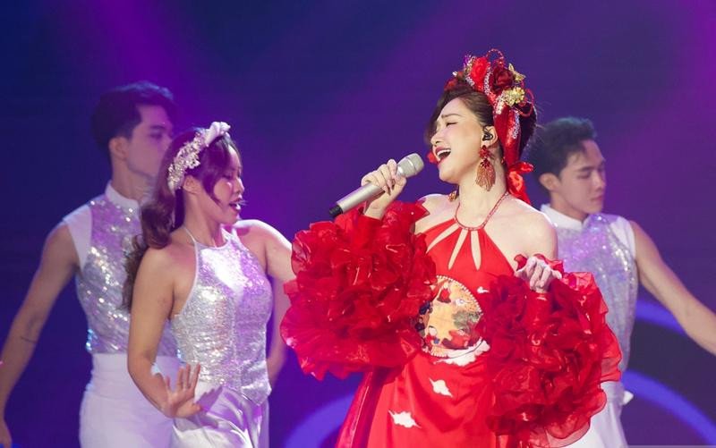 Hòa Minzy biểu diễn tại Vietnam Idol nhận được nhiều lời khen.
